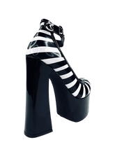Load image into Gallery viewer, back of shoe on display
