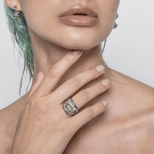 Load image into Gallery viewer, model wearing ring