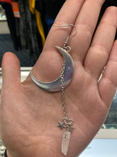 Load image into Gallery viewer, model holding earring