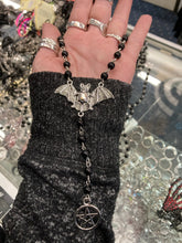 Load image into Gallery viewer, model holding necklace