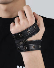 Load image into Gallery viewer, model wearing bracelet