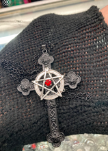 Load image into Gallery viewer, model holding necklace