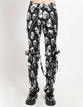 Load image into Gallery viewer, model showing front of pants