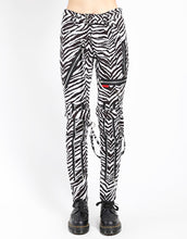 Load image into Gallery viewer, model showing front of pants