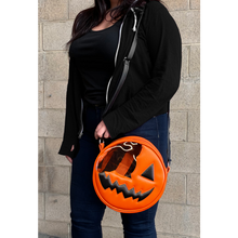 Load image into Gallery viewer, model wearing bag on shoulder