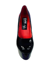 Load image into Gallery viewer, front of shoe on display

