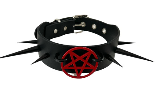choker on display