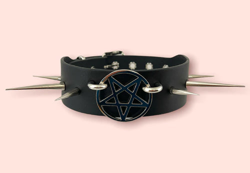 choker on display