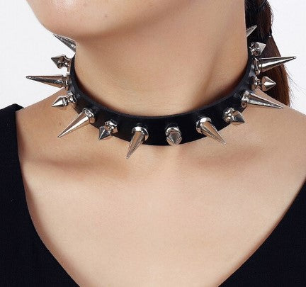 model showing front of choker