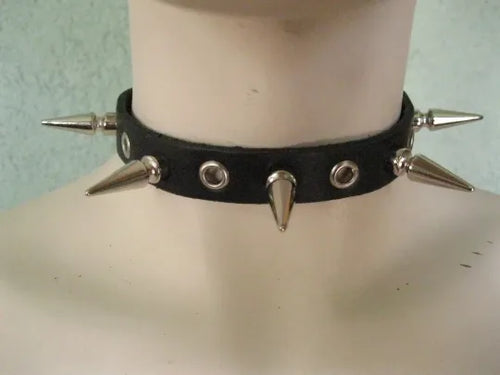 model showing front of choker