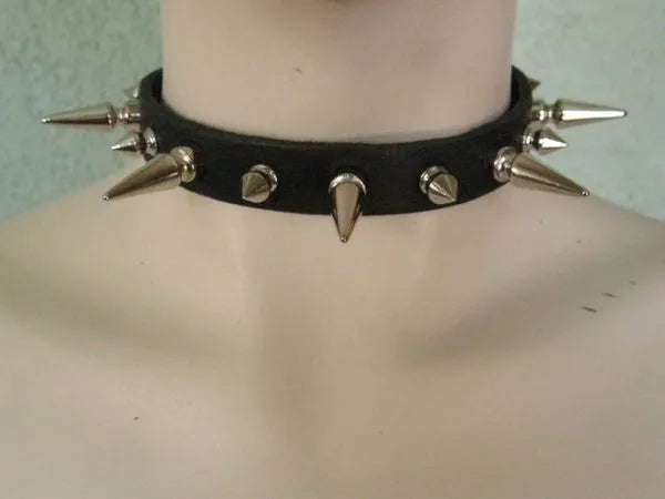 model showing front of choker