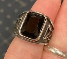 Load image into Gallery viewer, model showing top of ring
