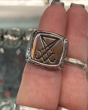 Load image into Gallery viewer, model holding ring
