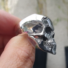 Load image into Gallery viewer, model holding ring
