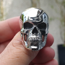 Load image into Gallery viewer, model holding ring
