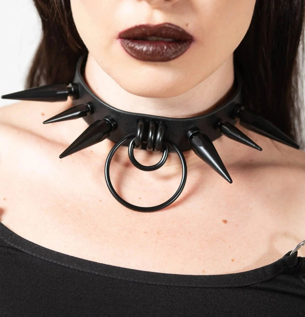 model showing front of collar