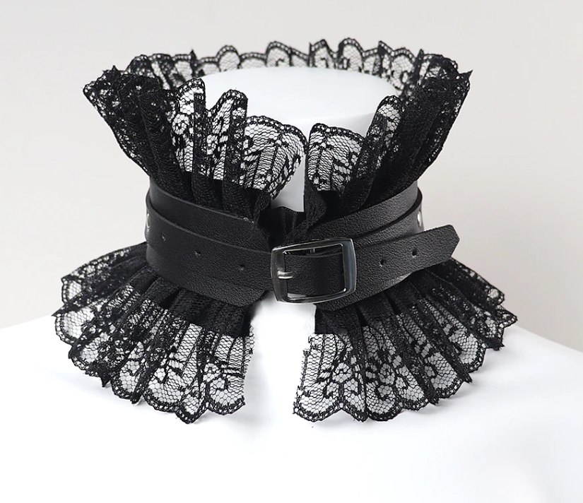 choker on display