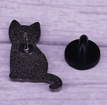 Load image into Gallery viewer, Rubber clasp backside.
