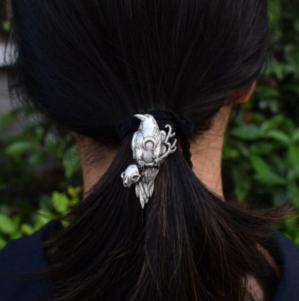 hair tie on model