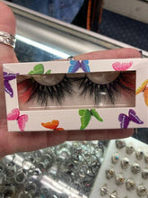 Load image into Gallery viewer, eyelashes on display in box
