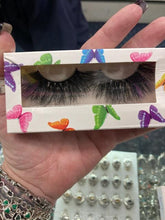 Load image into Gallery viewer, eyelashes on display in box

