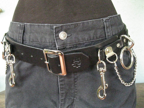 mannequin displaying black leather belt with five silver hanging bondage o rings and silver hanging chain
